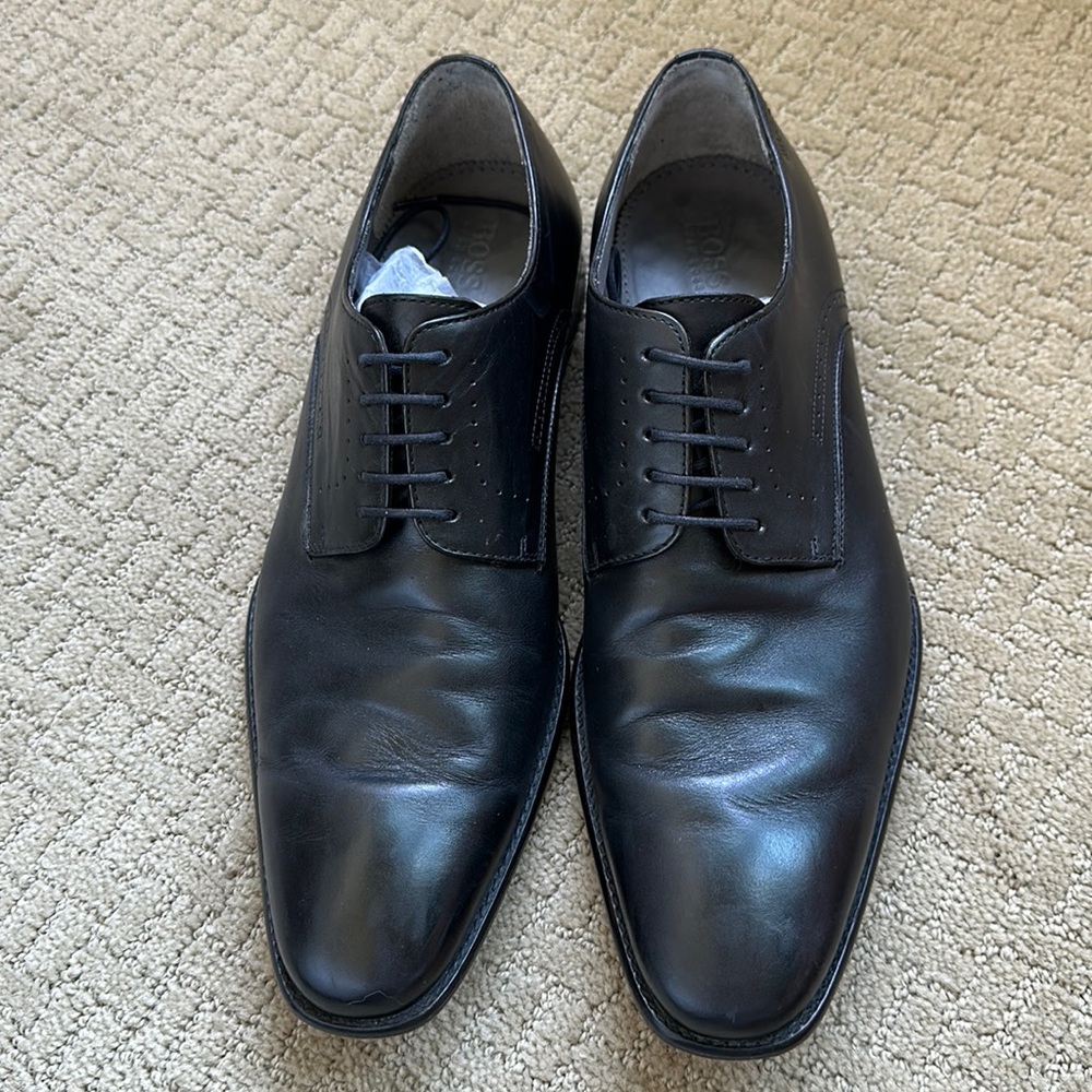 Hugo Boss Black Leather Men’s lace up dress shoes size 9 (fits a US 10)